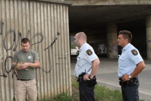 Zachranář řeší situaci s městskou policií v Praze