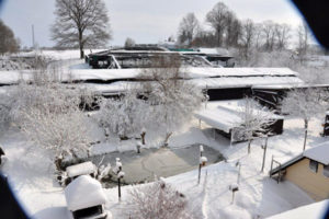 Sněhem zapadaná stanice v Bartošovicích
